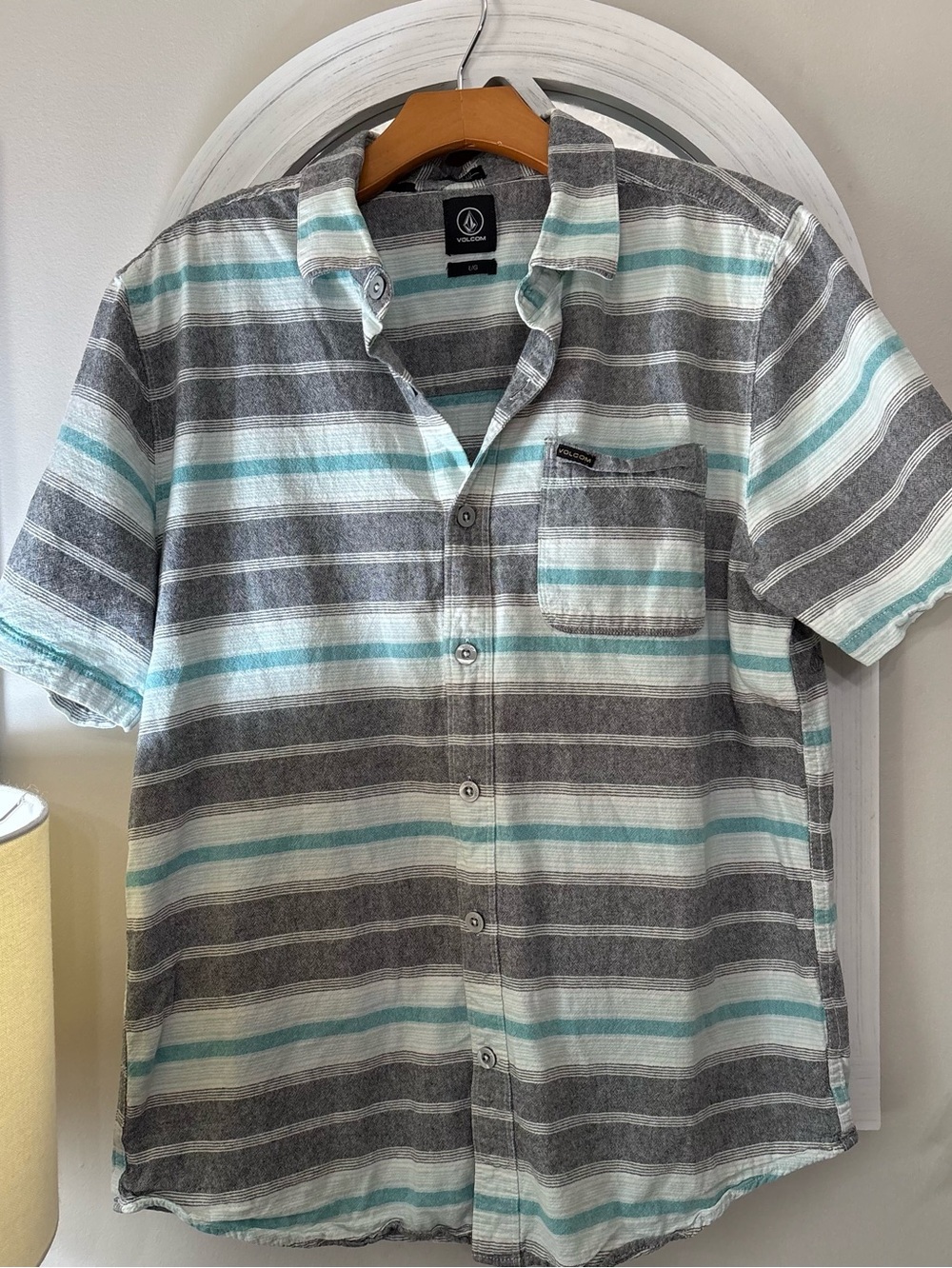 Volcom Men’s Short-Sleeve Button-Up Shirt in Gray & Teal Stripe sz lg